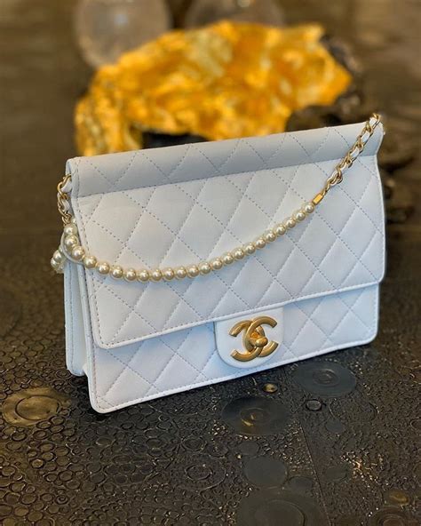 chanel cosmetic bag with chain